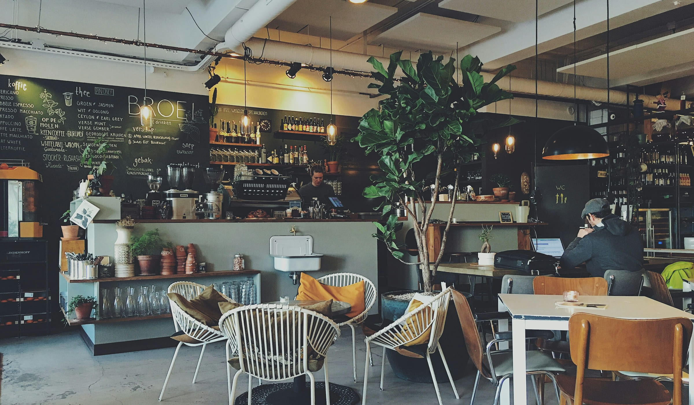 매장 현장 · 점주와 고객 · 디지털 적립