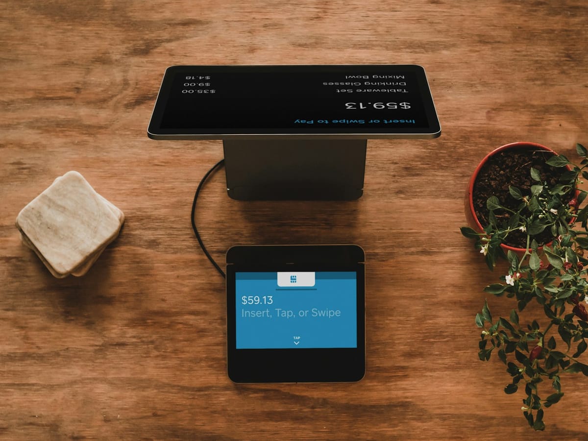 POS와 모바일 단말이 연결된 매장 디바이스 (샘플 이미지)