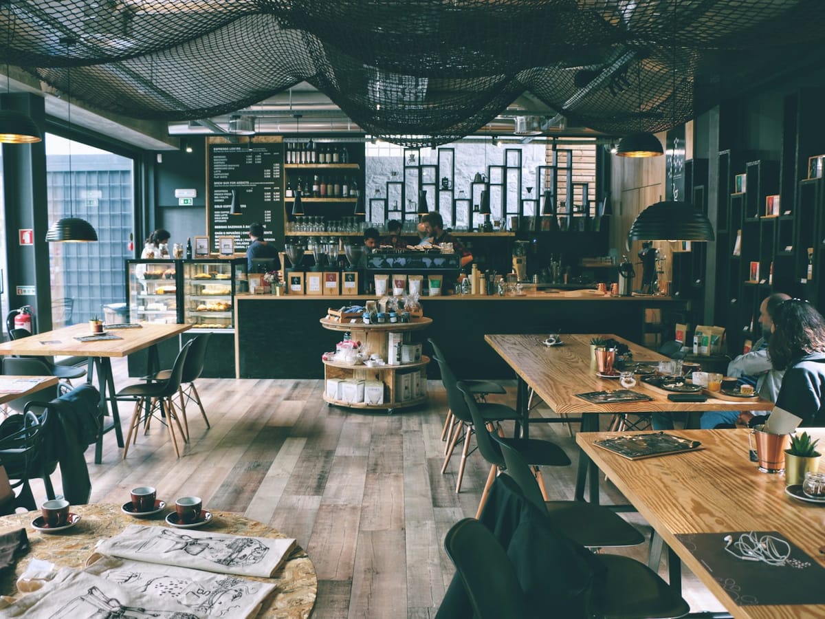 매장 현장 — 점주가 운영하는 카운터·홀 (샘플 이미지)